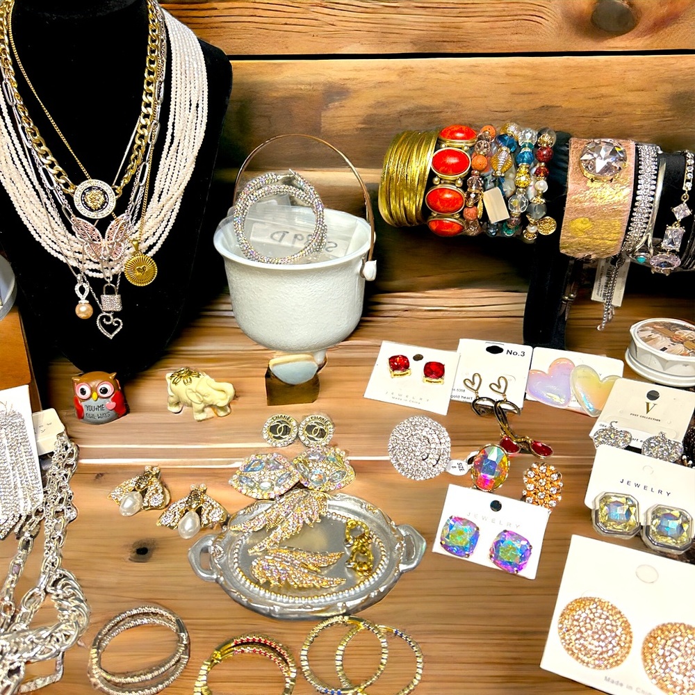 ❤️💕💘Mystery Jewelry Bundle ❤️💕💘
5 pieces for $25 SALE PRICE